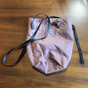 BAGGU Medium Nylon Bucket Bag in Peppercorn
